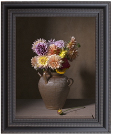 vase-de-fleurs-en-gres-de-beauvais-avec-bouquet-de-dalhias-et-deux-fleurs-tombees